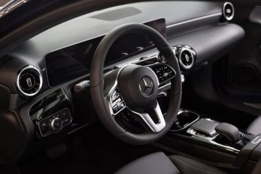 Rusya, İzhevsk - 20 Şubat 2020 Mercedes-Benz galerisi. Satıcı galerisinde yeni A-200 model bir araba. Ünlü dünya markası.