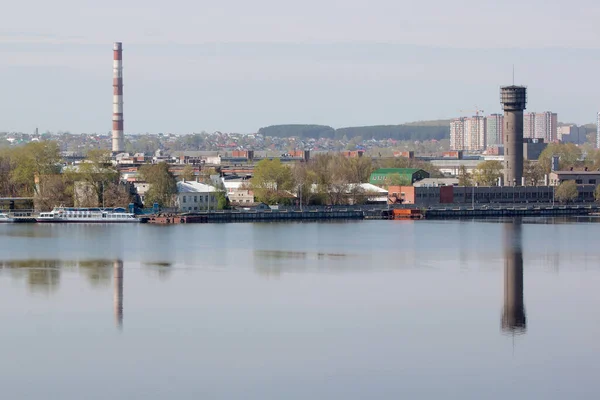 Zakłady Metalurgiczne Pobliżu Pięknego Jeziora Zanieczyszczenie Środowiska Naturalnego — Zdjęcie stockowe