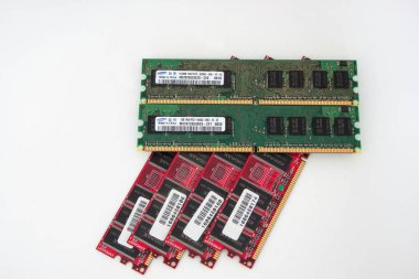 Rusya, İzhevsk - 27 Şubat 2017: Samsung ve Kingmax bilgisayar DDR hafıza modülleri grubu. Beyaz bir arka planda izole edilmiş. Modern teknolojiler.