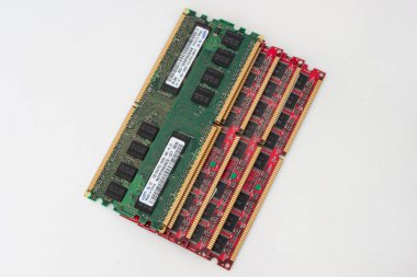 Rusya, İzhevsk - 27 Şubat 2017: Samsung ve Kingmax adlı altı bilgisayar DDR hafıza modülünden oluşan bir grup. Beyaz bir arka planda izole edilmiş. Modern teknolojiler.