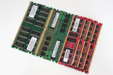 Rusya, İzhevsk - 27 Şubat 2017: Sekiz bilgisayar DDR hafıza modülünden oluşan grup Samsung ve Kingmax. Beyaz bir arka planda izole edilmiş. Modern teknolojiler.