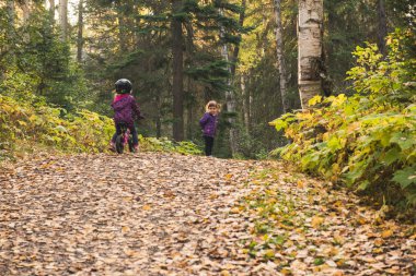 iki küçük kız sonbahar doğa yürüyüş zevk