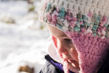 Karlı bir günde kızak ile küçük kız