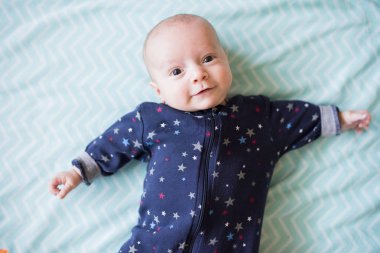 kameraya gülümseyen mavi uyuyan giyiyor mavi battaniye var, erkek bebek çalış