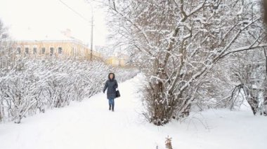 bir kış sokak üzerinde yürüyen kadın