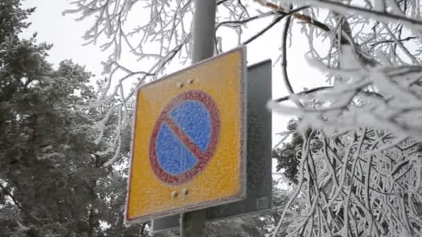 Finlandia señal de tráfico No hay aparcamiento en hoarfrost — Vídeos de Stock