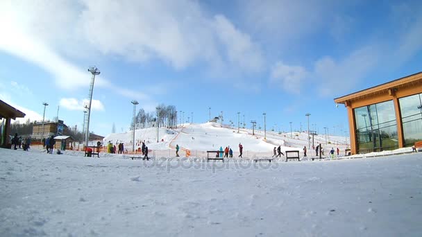 스키 스키 리조트, 산 중턱에 인식할 수 없는 스키 눈에 겨울 활동을 즐기는 사람들 — 비디오