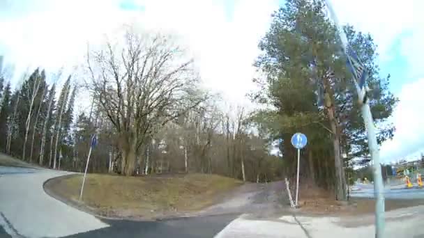 A vista da direita da janela do carro enquanto dirige na estrada — Vídeo de Stock