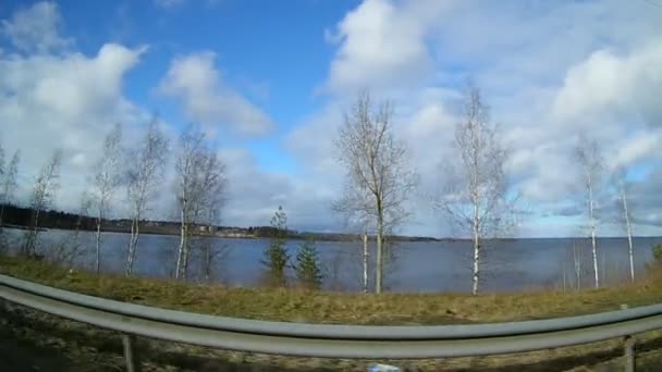Widok z prawej strony okna samochodu podczas jazdy w autostrady — Wideo stockowe