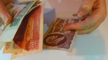 Kadın gösteren eski Sovyet banknotlar
