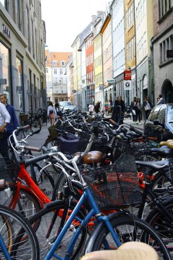 Kopenhag, Danimarka - 07 Ağustos 2016: Stroget cadde boyunca insanlar yürüyor.