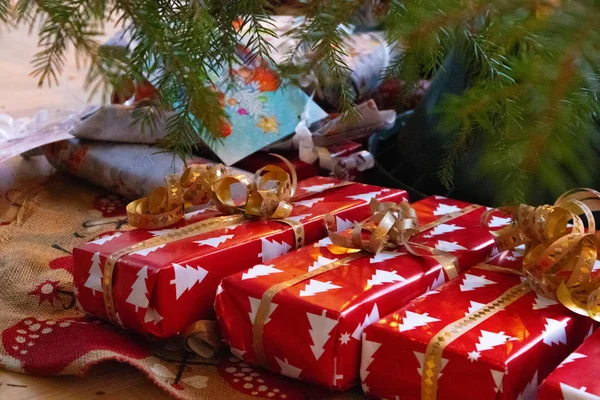 Regalos de Navidad con decoraciones bajo el árbol de Navidad Fotos De Stock