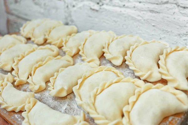 Albóndigas sin cocer en el tablero de la cocina —  Fotos de Stock