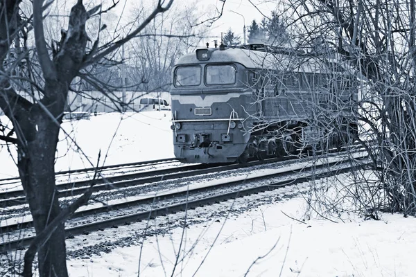 Single diesel locomotive moves across the railway — Stock Photo, Image