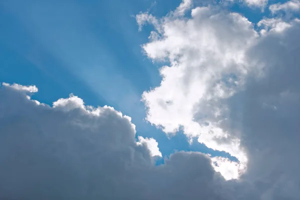 Nuages blancs et gris sur un ciel bleu — Photo