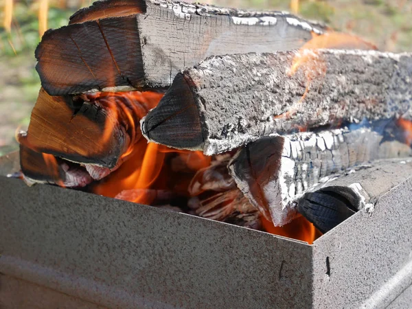 Firewood burning in metal tray close-up — Stock Photo, Image