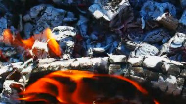 Yakacak odun ile kırmızı bobin ve dil alevler, yatay makro panorama ile yazma 