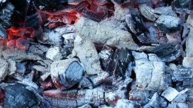 Sıcak havadaki kırılma ile arka planını yanmış kırmızı ve mavi charcoals sparks, yatay makro panorama ile filme
