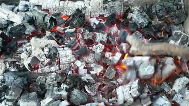 Heiße Verbrannte Holzkohle Mit Einem Holzstab Einem Rostigen Metallbehälter Freien — Stockvideo