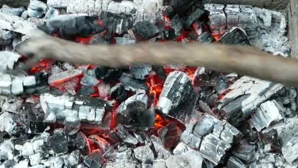 Brechen Heiß Verbrannter Glitzernder Holzkohle Mit Einem Holzstab Nahaufnahme Bewegungshintergrund — Stockvideo