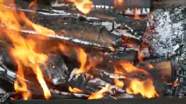 在生锈的金属托盘中用火焰舌燃烧木柴 特写背景 — 图库视频影像