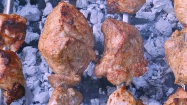 Et Şaşlık veya duman, yatay makro panorama içinde metal şiş üzerinde şiş kebap hazırlama