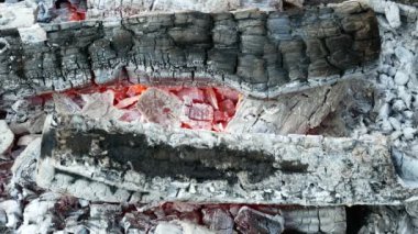 Sparks, kırmızı sıcak kömür, kıvılcım ve dil aracılığıyla sıcak havadaki kırılma filme yakın çekim arka plan alevler, yakacak odun