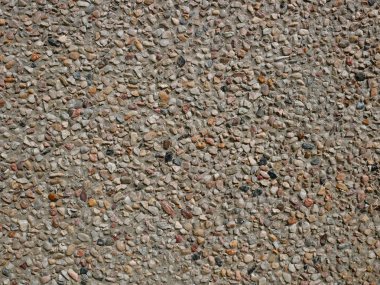 Kumlu şekilsiz taşlı beton duvar.