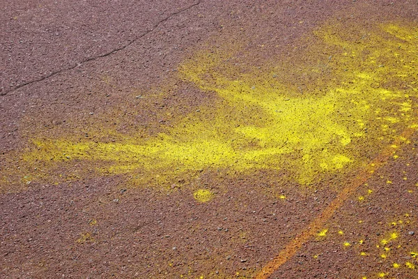 茶色のアスファルト表面の黄色の斑点 — ストック写真