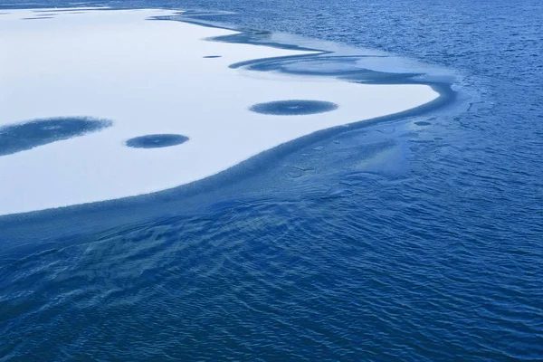 Zmrazené jezero na začátku zimy, přízračně modrá barva vody — Stock fotografie