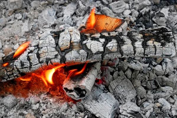 Burning Firewood and ash — Stock Photo, Image