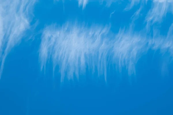 Nubes blancas altas en el cielo azul brillante — Foto de Stock