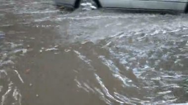 Şiddetli sağanak yağış sonrası su basmış bir yolda ilerleyen Venikles. Derin, kirli, gri su birikintisi otoyol bölgesinde oluştu.