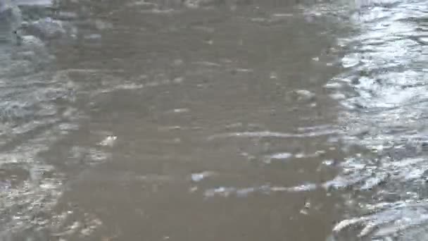 Voiture Noire Déplaçant Travers Une Route Inondée Eau Après Une — Video