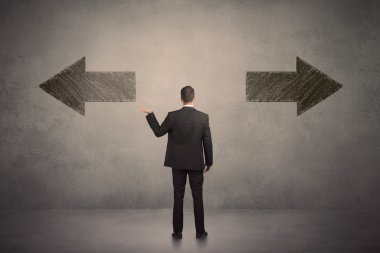 İki gr önünde duran bir karar alarak iş adamı