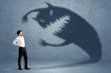 İş adamı kendi gölge canavar kavramı korkuyor