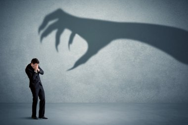 İş kişi büyük canavar pençe gölge kavramı korkuyor
