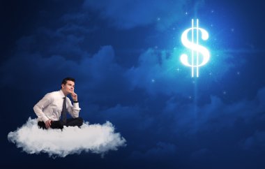 Bir bulutun üzerinde oturan adam para hayal