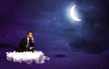 bulut üzerinde oturan adam