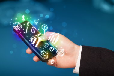 Finans ve pazar simgelerine ve sembollerine sahip akıllı telefon