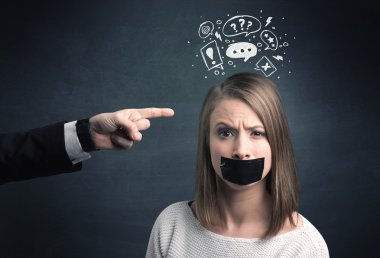 Kadın çalışan gösteren iş ele