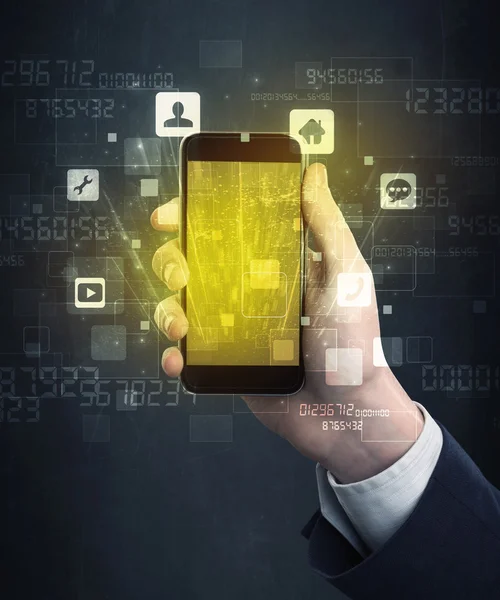 Hand met smartphone met gouden scherm — Stockfoto