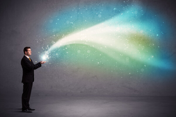 Бизнесмен держит свет
