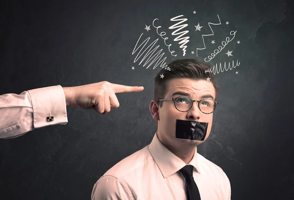 Líder apuntando a empleado — Foto de Stock