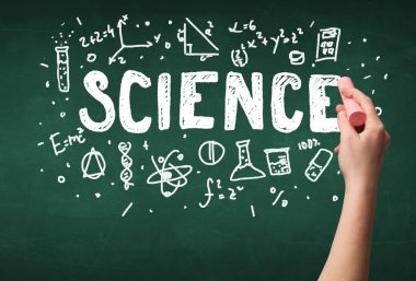 Olgun bilim adamı gemide çizim yapıyor.