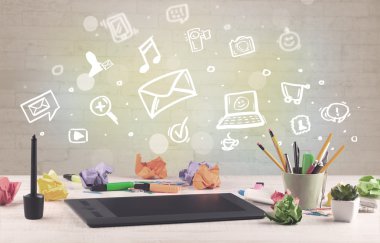 İletişim simgeleriyle ofis masası