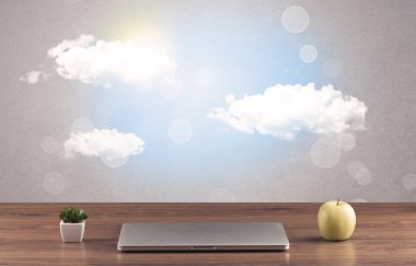Bulutlar ve ofis masası ile aydınlık gökyüzü
