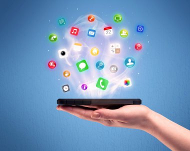 Tablet telefon app simgeleri ile tutan el