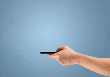 Telefon aygıtı profilden tutuluyor