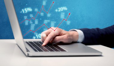 Satıcı dizüstü bilgisayarla grafikle çalışıyor.